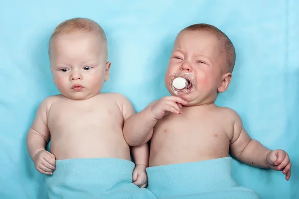 Twins is laughing on the blue — Stock Photo, Image