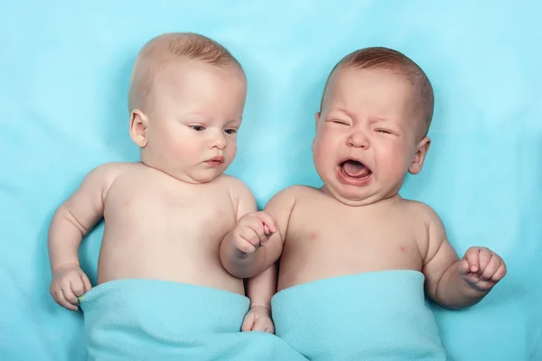 Gêmeos está rindo no azul — Fotografia de Stock