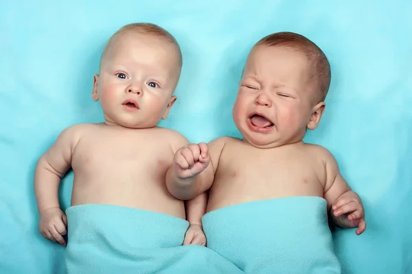 Dvojčata se směje na modré — Stock fotografie