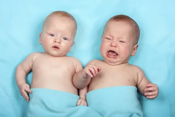 Gêmeos está rindo no azul — Fotografia de Stock