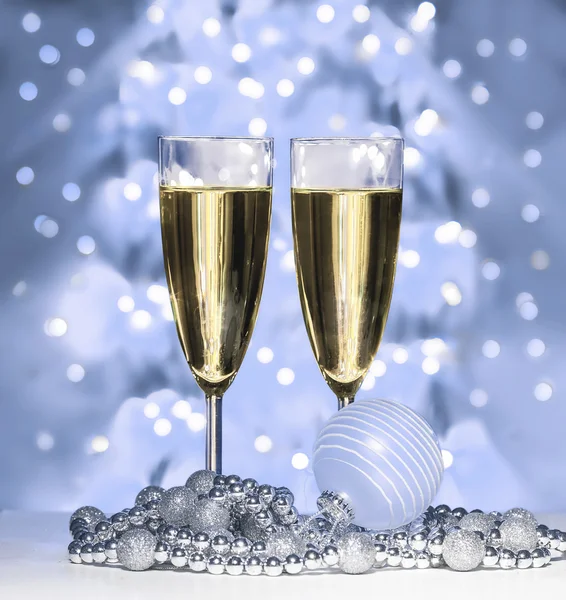 Sfera di Natale blu, bicchieri di vino — Foto Stock