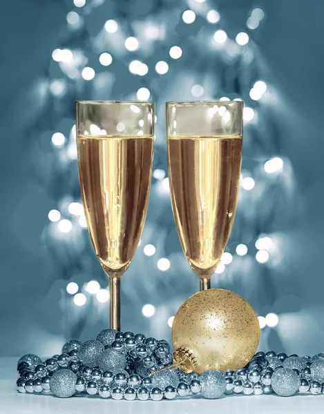 Gold christmas sphere, wine glasses — Stock Photo, Image