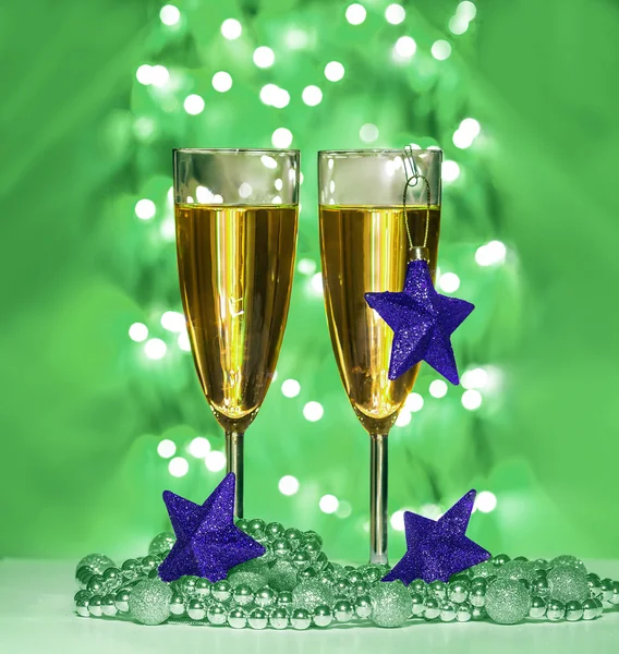 Violet christmas stars, wine glasses — Stock Photo, Image