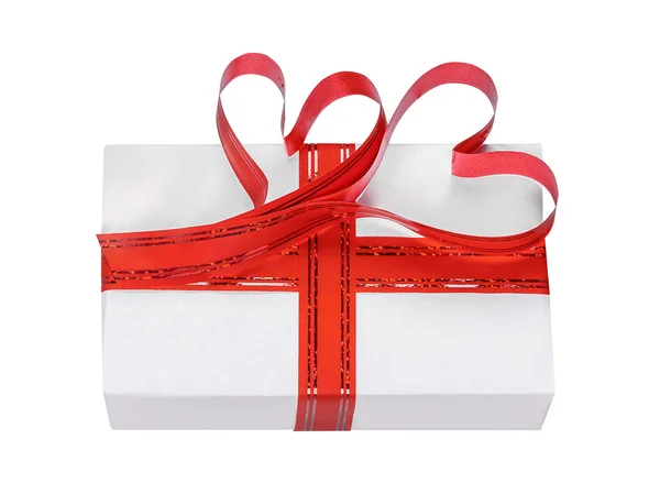 El regalo decorado con una cinta con corazones —  Fotos de Stock