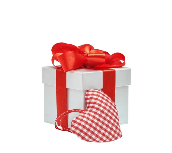 Geschenkbox Mit Roter Satinschleife Mit Kariertem Herzen Für Den Valentinstag — Stockfoto