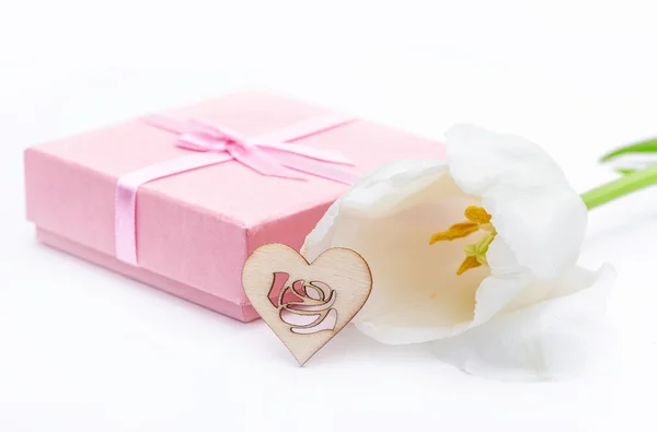 Flor Tulipán Fresca Corazón Decorativo Madera Regalo San Valentín Concepto — Foto de Stock