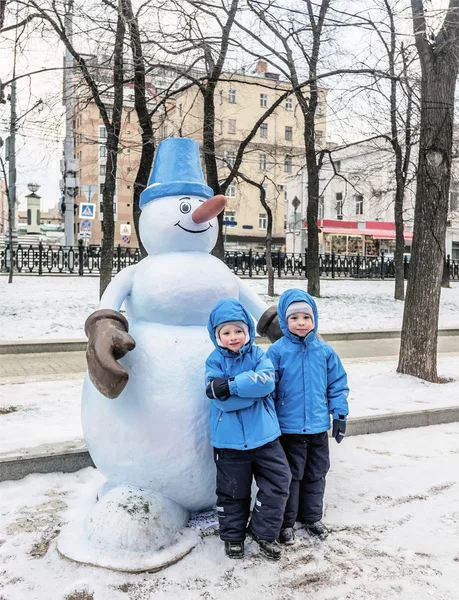 Five Year Old Twins Snowman Street Center Moscow — Stock Photo, Image