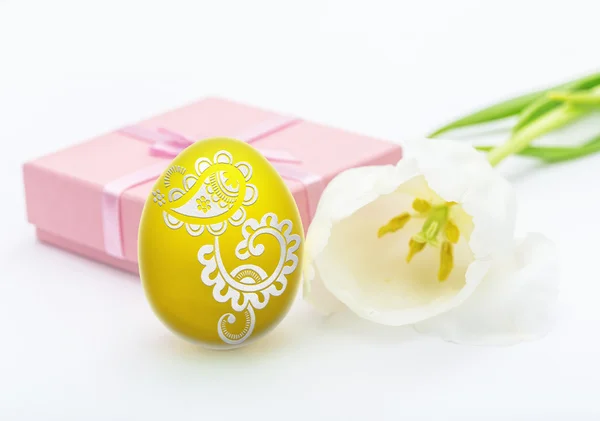 复活节彩蛋粉红色礼物和郁金香在白色背景 — 图库照片