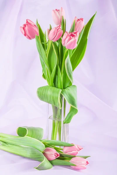 Bouquet Tulipes Roses Vase Sur Fond Rose — Photo