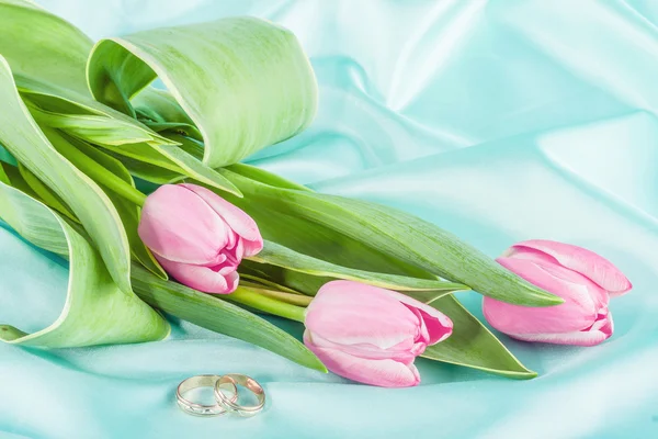 Two Rings Tulips Turquoise Background — Stock Photo, Image
