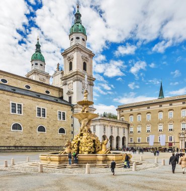 Salzburg, Avusturya - 5 Mayıs 2015: Fiacre adlı ikamet meydanda 5 Mayıs 2015, Salzburg, Avusturya. 