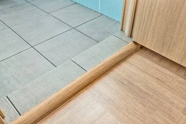 Önce tuvalete gri zemin ile giriş kapılarına  