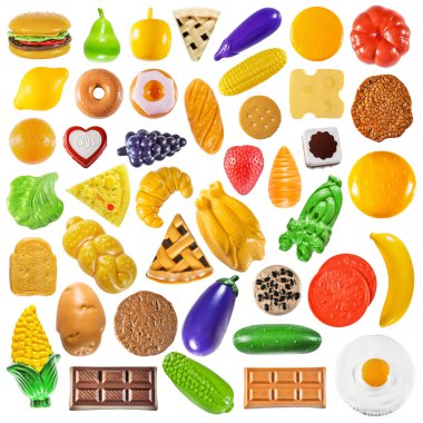 Büyük çocukların plastik oyuncakları gıda şeklinde kümesi: sebze, meyve, tatlılar, pizza, hamburger, tavuk, ekmek, beyaz izole çikolata