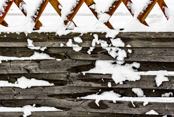 Det Bruna Trästaketet Snötäckt Efter Ett Kraftigt Snöfall — Stockfoto