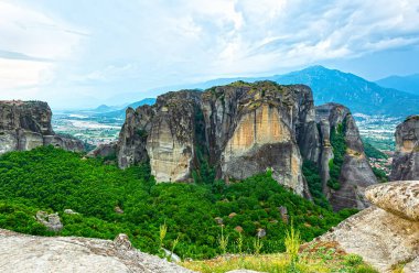 Kutsal teslis Manastırı üstüne uçurum var. Yaz günde Meteora, Yunanistan.