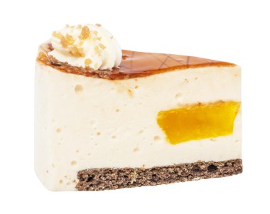 Dilim bir pasta, kek, meyve jöle ve üzerinde beyaz izole krema ile bir sufle