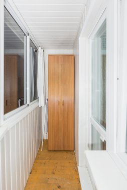 plastik kaplama duvarları ile balkon