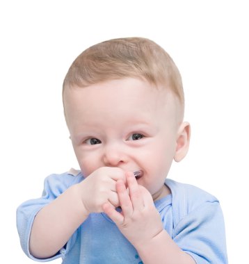 Bir bebekle duygusal çocuk beyaz üzerinde elinde kukla