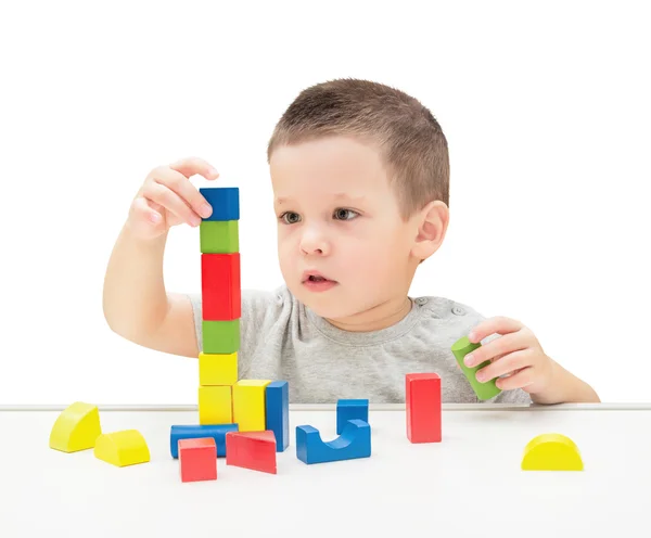 Barn spelar leksaker block. Isolerade vit bakgrund. — Stockfoto