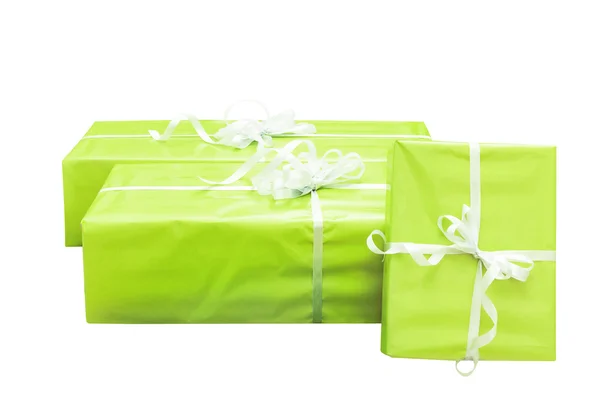 Beyaz arka plan üzerinde izole üç yeşil hediye kutuları — Stok fotoğraf