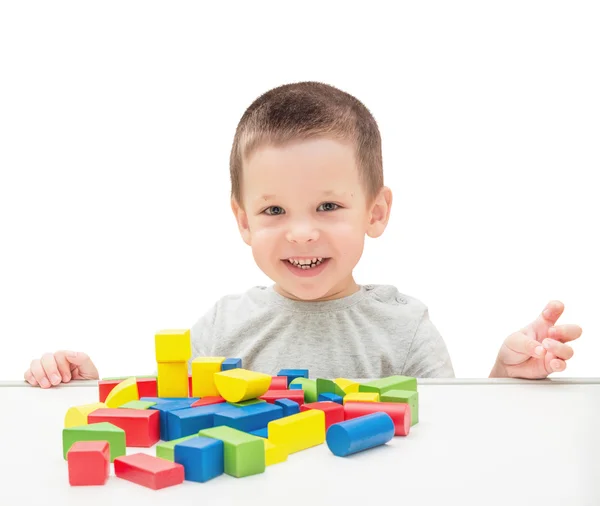 Barn spelar leksaker block. Isolerade vit bakgrund. — Stockfoto