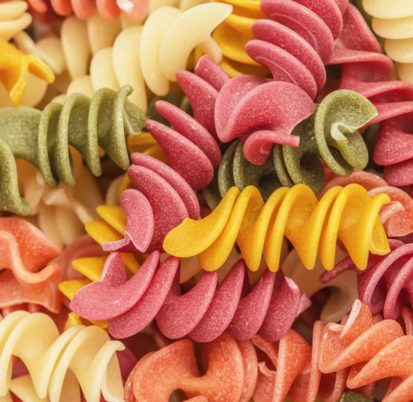 Gekookte spiraal multicolor rotini pasta, achtergrond — Stockfoto