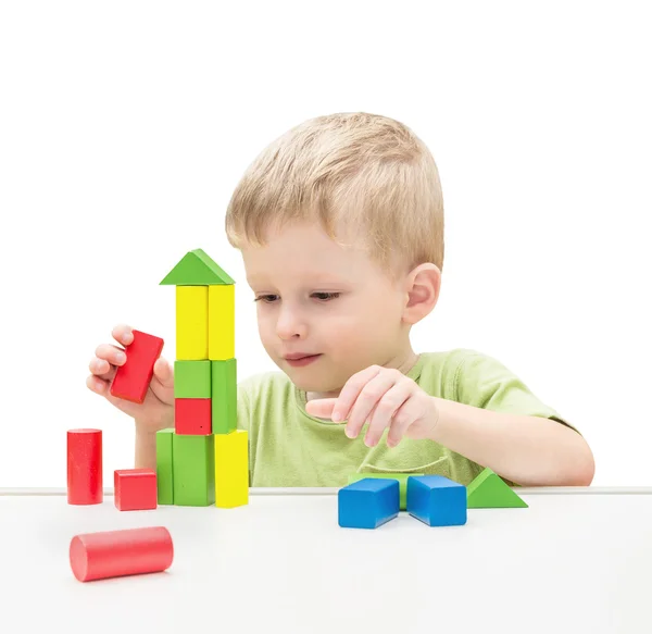 Barn spelar leksaker block. Isolerade vit bakgrund. — Stockfoto