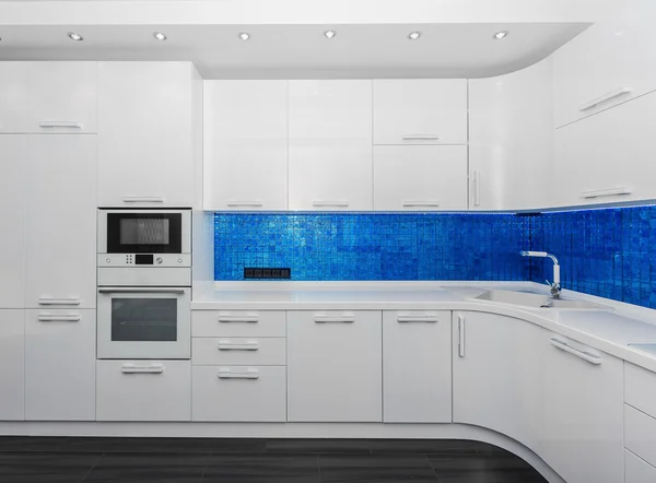 Ruime moderne witte blauwe interieur keuken / eetkamer met ingebouwde huishoudelijke apparaten — Stockfoto