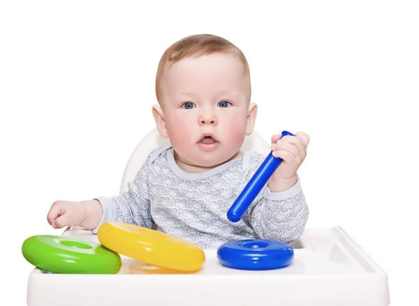 El niño, pequeña mesa con un juguete, aislado en el blanco —  Fotos de Stock