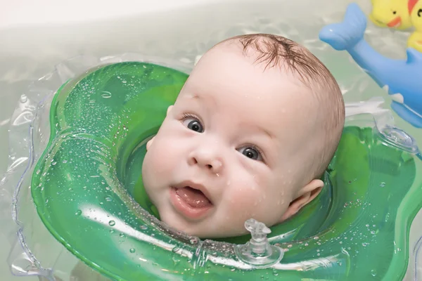 The kid plays to water — Stock Photo, Image