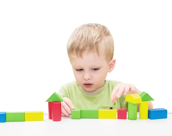 Gyermek játszik játékok blokkok. Elszigetelt fehér háttér. — Stock Fotó