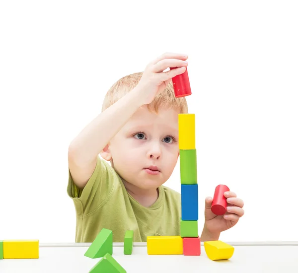 Gyermek játszik játékok blokkok. Elszigetelt fehér háttér. — Stock Fotó
