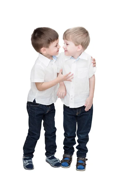 Meninos de quatro anos de idade de gêmeos, de camisas de linho branco, um abraça o outro, isolado no branco — Fotografia de Stock