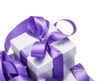 Hediye kutusu üzerinde beyaz izole kar üzerinde Lila bir yay ile