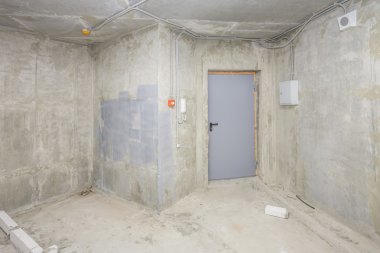 Varlık yenilenmiş ev, daire, giriş kapısı, elektrik kalkan, kapı üzerinde hoparlör, yangın alarm sistemi
