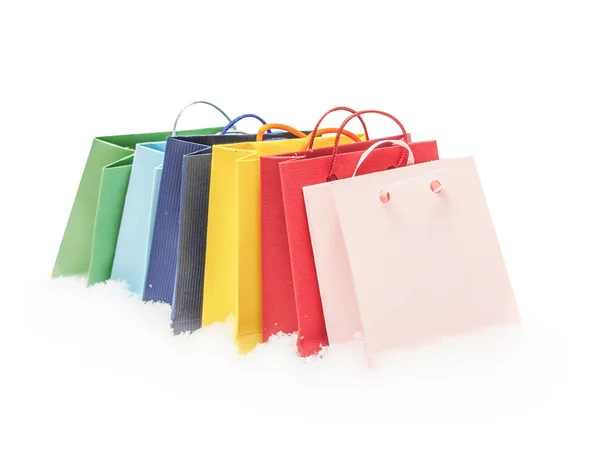 Os pacotes de presente vermelho, rosa, amarelo, verde e azul estão na neve, isolados no branco — Fotografia de Stock