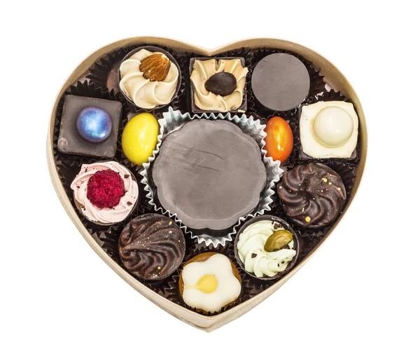 Caixa cheia de doces de chocolate coleção Dia dos Namorados, isolado no fundo branco — Fotografia de Stock