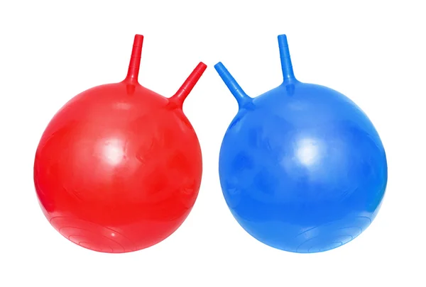 Bolas de fitballs rojas y azules brillantes, bola-canguro sobre fondo blanco — Foto de Stock