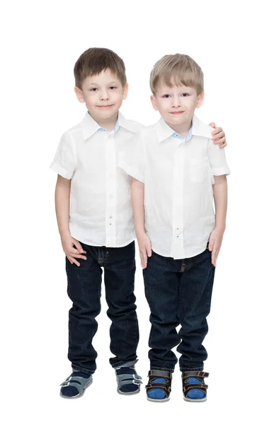 Los niños gemelos de dos años se sientan en un baño, uno llora, otro juega —  Fotos de Stock