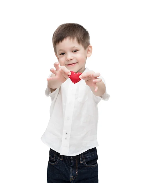 Vier-jaar-oude jongen houdt kleine hart, geïsoleerd op de witte — Stockfoto