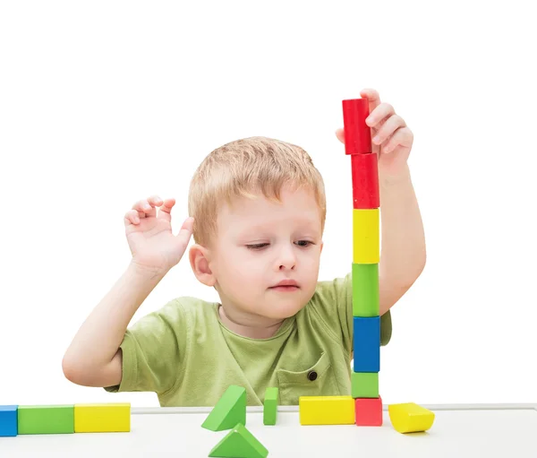 Criança brincando de brinquedos blocos. Fundo branco isolado . — Fotografia de Stock