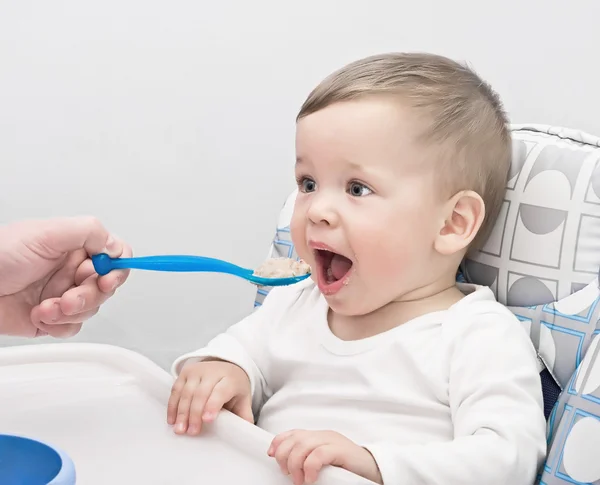 한 살짜리 아이가 먹는 죽 — 스톡 사진