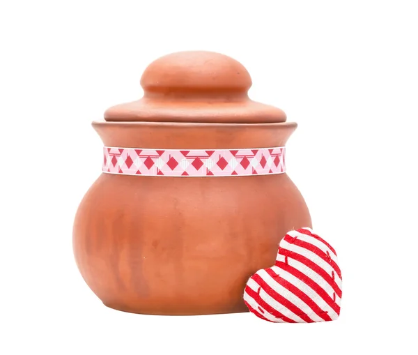 Clay pot and red heart isolated on the white — Stock Photo, Image