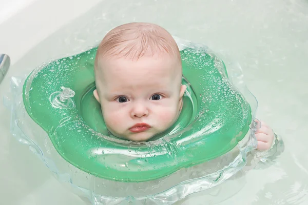 The kid plays to water — Stock Photo, Image