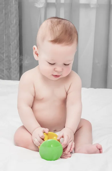 Bebê pequeno com brinquedo — Fotografia de Stock