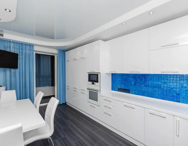 Pěkný moderní bílé modré interiéru kuchyně jídelní — Stock fotografie