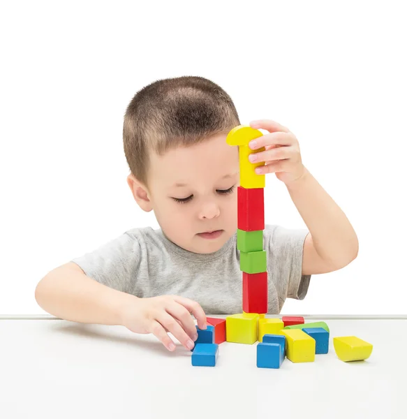 Kind spielt Spielzeugklötze — Stockfoto
