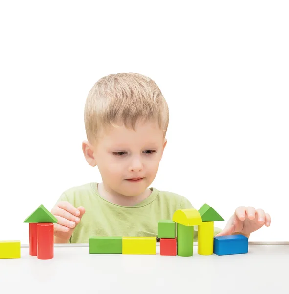 Niño jugando bloques de juguetes —  Fotos de Stock