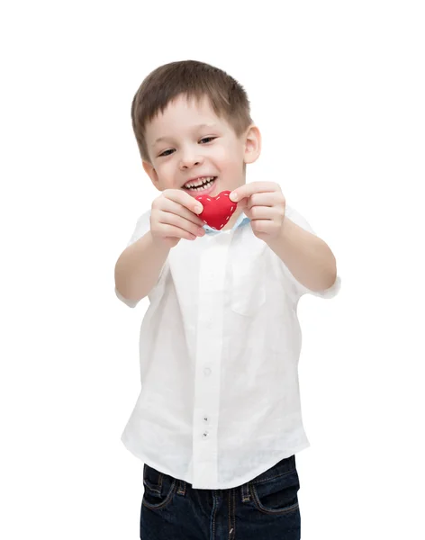 Un garçon de quatre ans tient un petit cœur — Photo