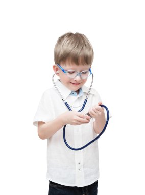 Dört yaşındaki çocuk stetoskop ile gözlük takıyor